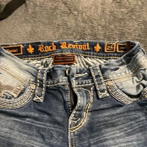 Mid rise skinny rock revival Dariel skinny jeans.